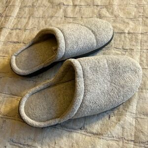 ISOTONER MACHINE WASHABLE LIGHT GREY OPEN BACK SLIDE SLIPPERS WOMEN’S (8.5-9)